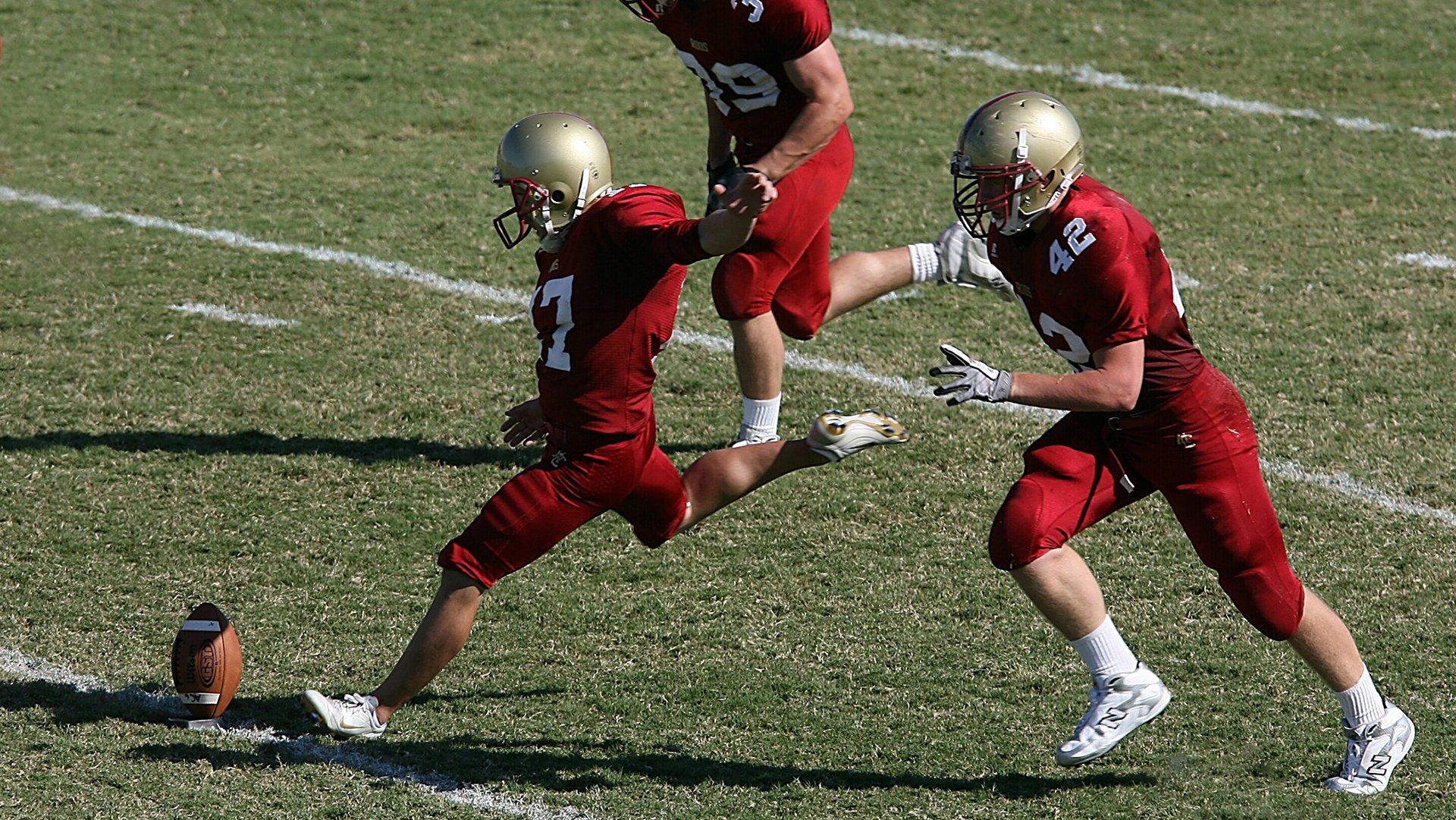 国足逆境绽放 主场2比1逆转泰国队 赛后全队深情谢场答谢球迷